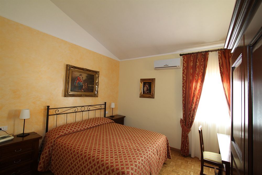 Hotel La Vecchia Fattoria Loreto Exterior foto